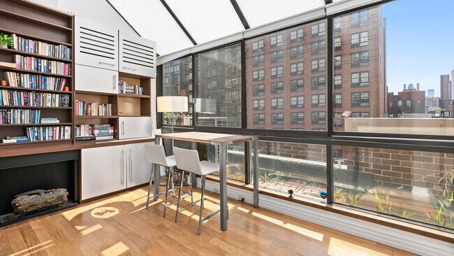 Building Photo - 225 E 86th St