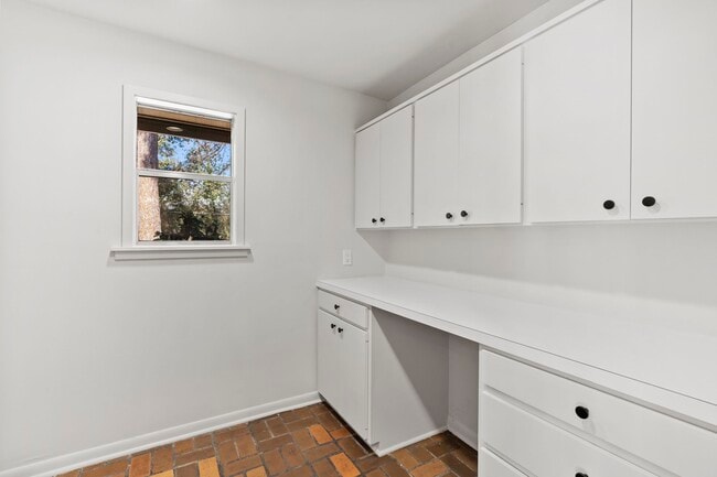 Building Photo - 365 Piney Point Rd