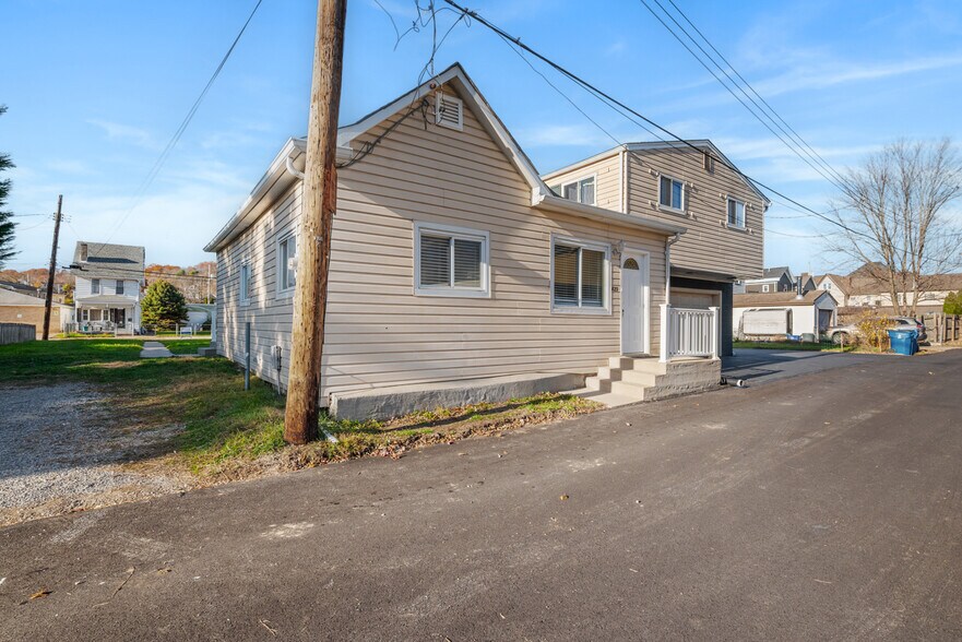 Building Photo - 423 2nd Ave