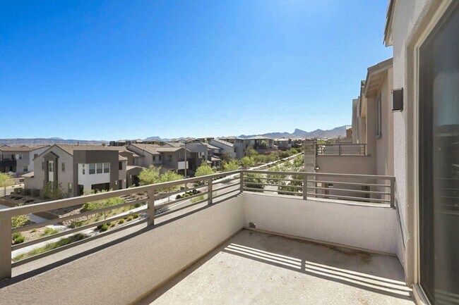 Building Photo - Summerlin Beauty With Bed and Bath On 1st Floor