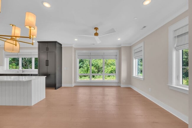 Building Photo - Beautiful 2BR/2BA top-floor end unit!