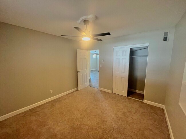 Building Photo - 3 Bed, 2 Bath DeBary Home with Modern Upda...