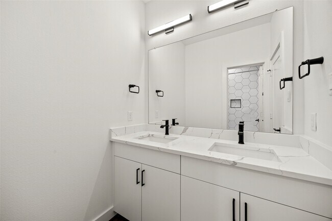 Building Photo - 2710 Bronze Vis Dr