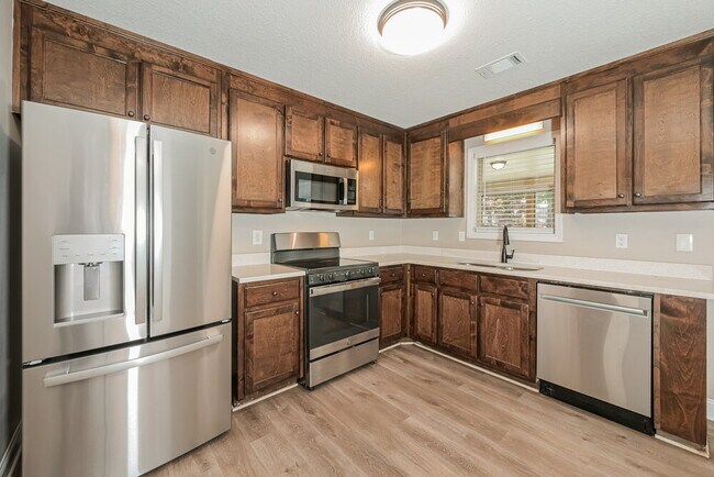 Building Photo - 1648 Deer Creek Ln