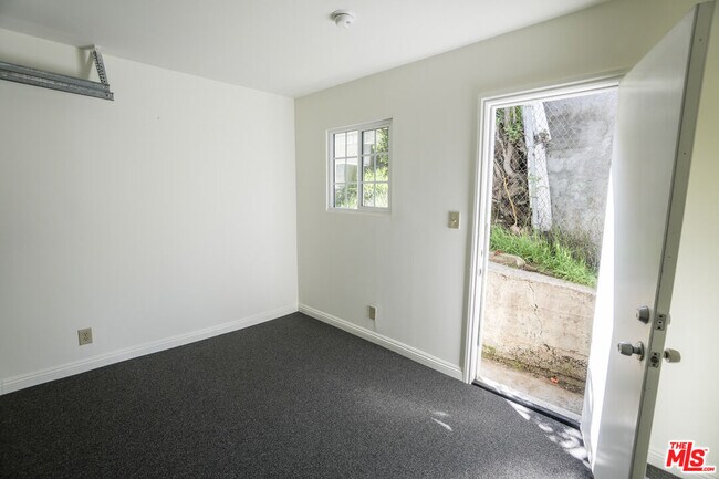 Building Photo - 2847 Pyrites St