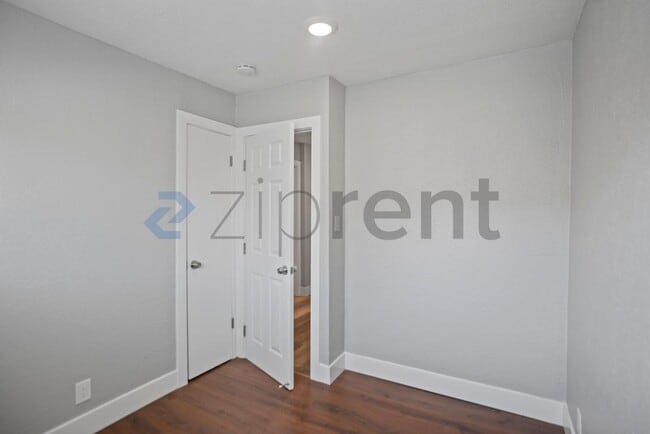 Building Photo - 26910 Manon Ave