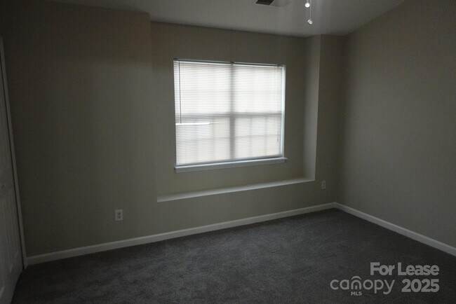 Building Photo - 1725 Forest Side Ln