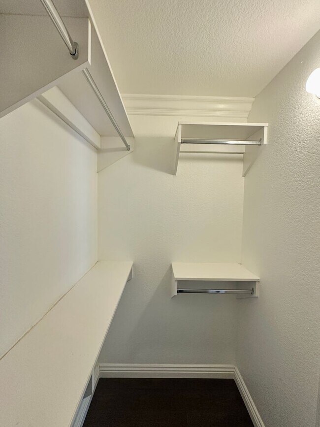 Building Photo - Beautiful 2 bed 2 bath condo in guard gated Residence at Canyon Gate community! Home features bea...