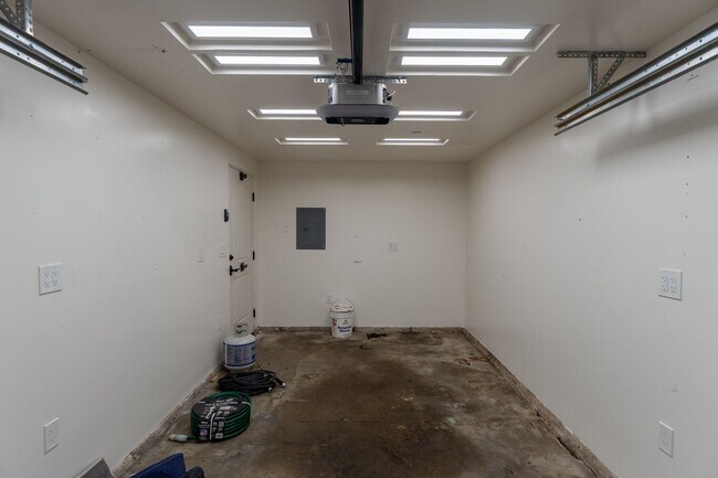 Building Photo - Forest Avenue Hideaway