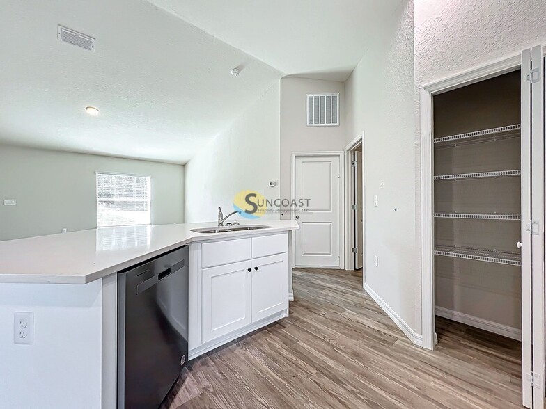 Building Photo - 6022 E Seneca St