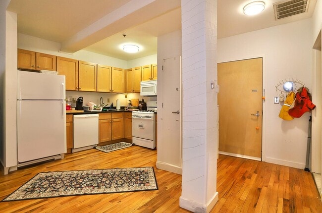 Building Photo - 1034 Clinton St