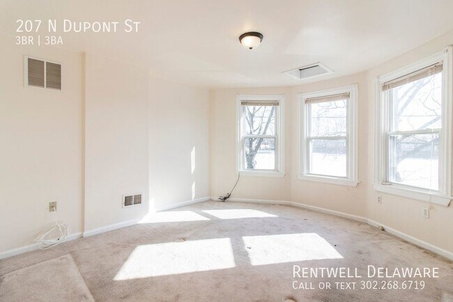 Building Photo - GORGEOUS TOWNHOME