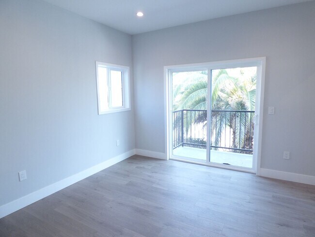 Building Photo - 4 Bedroom Unit with 2 Car Parking!
