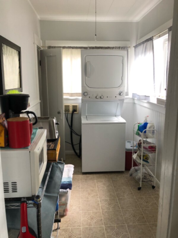 Building Photo - 102 S Balcom Ave