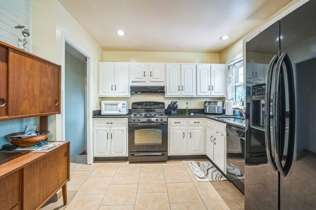 Building Photo - Charming 4 Bedroom Brick Home - Ideal Loca...