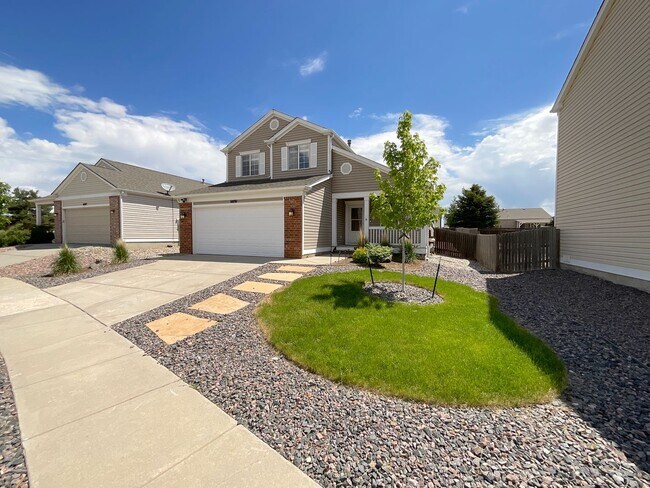 Building Photo - 4 Bedroom Home Available Near N Powers Bl ...