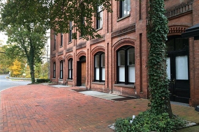 Primary Photo - 300 Ferdon Ave