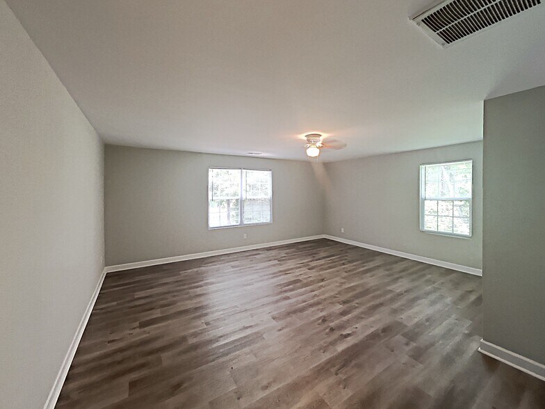 Building Photo - 202 River Hills Dr