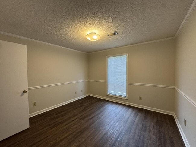 Building Photo - 327 Bonnie Dr