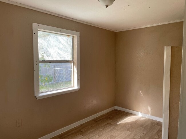 Building Photo - Move In ASAP!