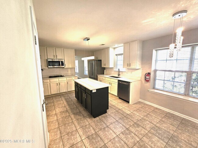 Building Photo - 63 Skyline Dr