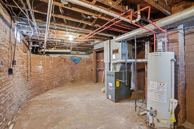 Building Photo - Spacious three-bedroom, one-bath home featuring a functional floor plan, & generous living space