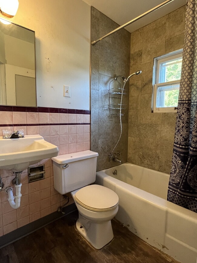 Building Photo - 2 Bedroom for Lease