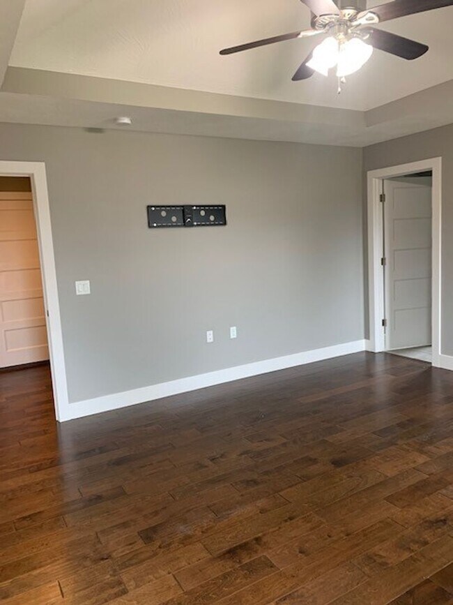 Building Photo - Beautiful Open Layout 3 Bedroom 2 Bath 3 Car Garage NIXA