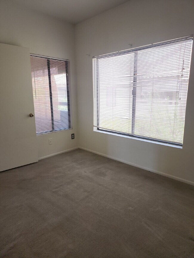 Building Photo - "Charming 2-Bed/1-bath in Phoenix with Cozy 704 Sq Ft Layout – Your Perfect Retreat in Phoenix!" ...