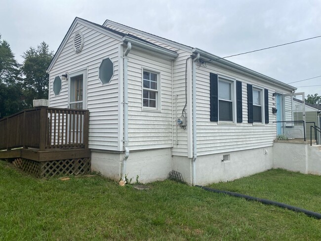 Building Photo - Single Family