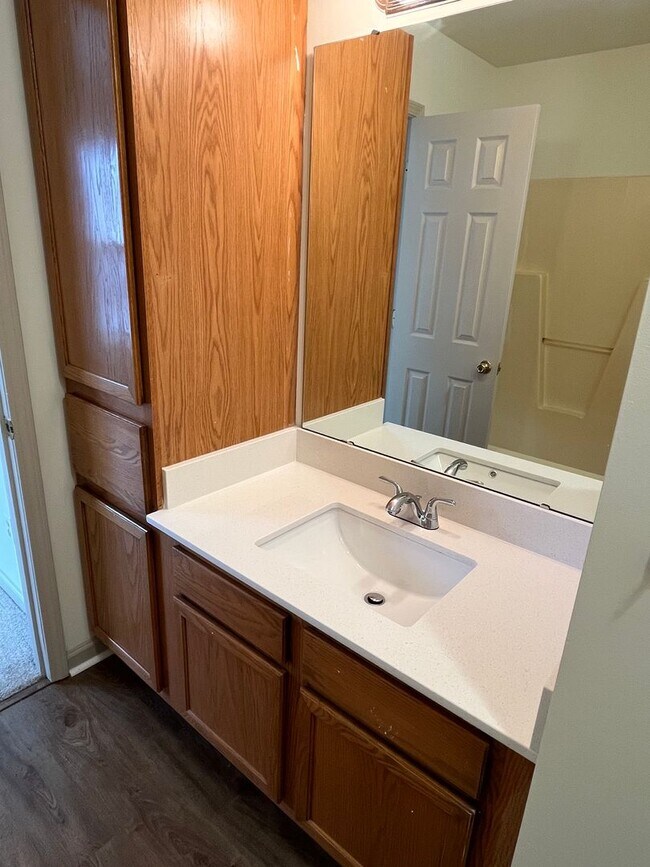 Building Photo - Refreshed 2 Bed Townhome in South Charlott...