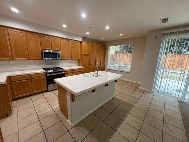 Building Photo - Great Two Story Large Bedroom, Bath Downst...