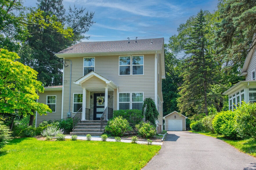 Primary Photo - 247 Airmount Ave