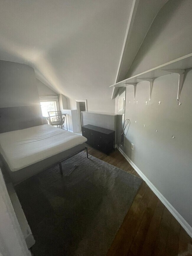 Building Photo - 725 Church St