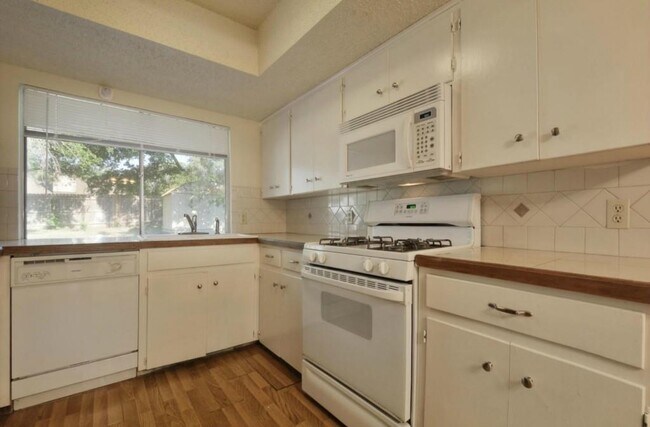 Building Photo - 9410 E Meadow Vale