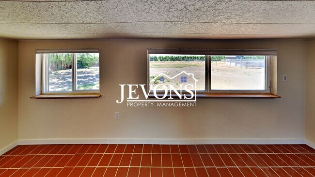 Building Photo - Water and sewer included! Comfortable 3-be...