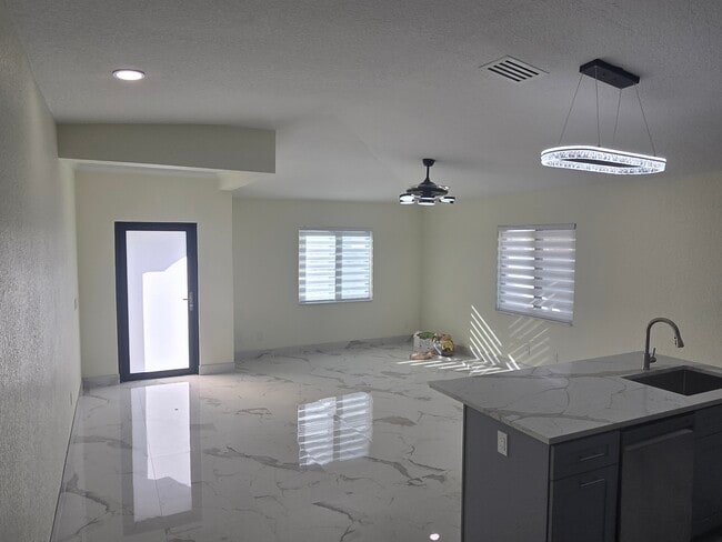 Building Photo - 716 Truman St