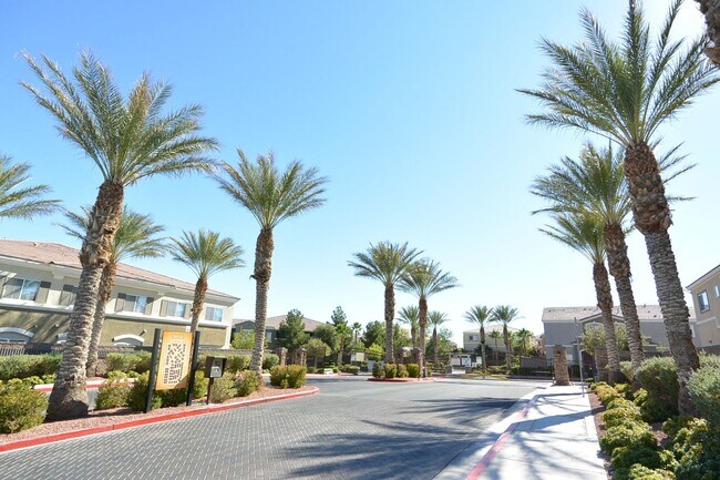 Building Photo - 2 Bed + Den/ 2 Bath 2nd floor condo in Gat...