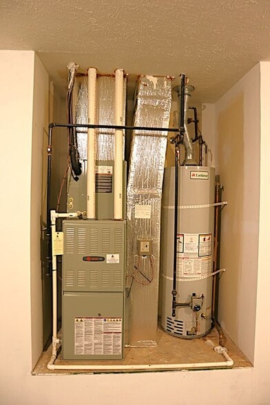 Building Photo - 3900 Bronson Ln