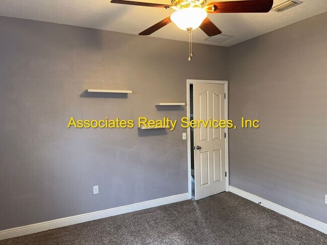 Building Photo - Willow Oak SW 3/2, a must see