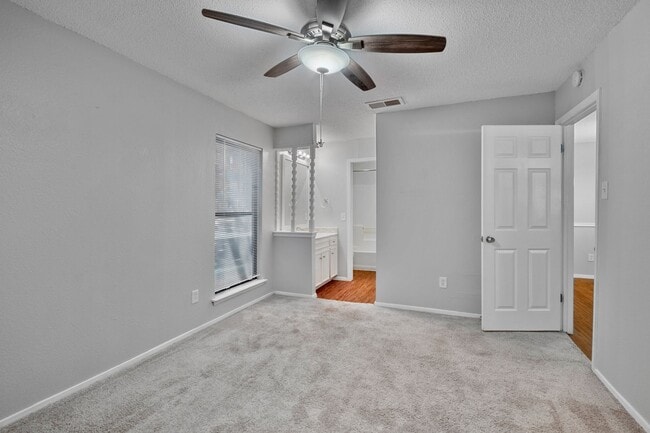 Building Photo - Cute 2 Bedroom, 2 Bath Condo in Northwest ...