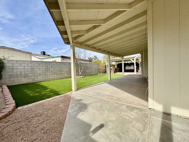 Building Photo - Midvale beauty 3 bed 2 bath