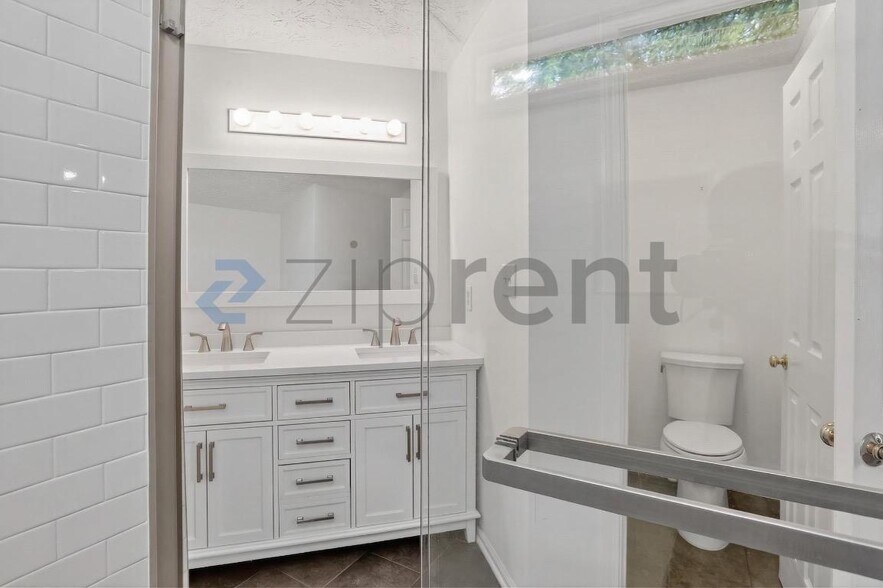 Building Photo - Unit 484