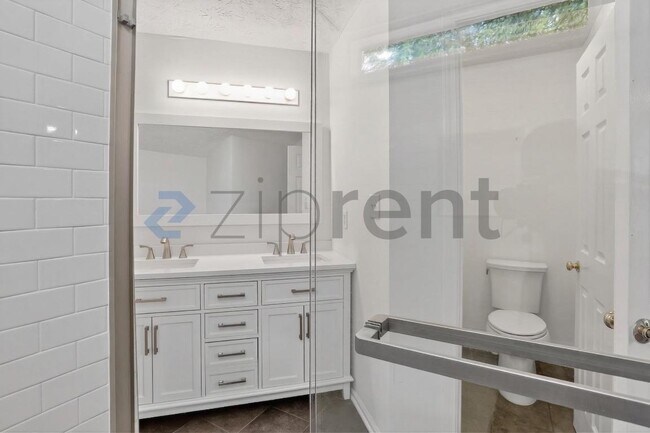 Building Photo - 484 Fraser St SE