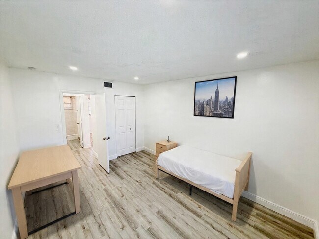 Building Photo - 2710 Riverside Dr