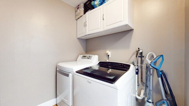Building Photo - Stunning 4-Bedroom, 3.5-Bath Home with Ove...