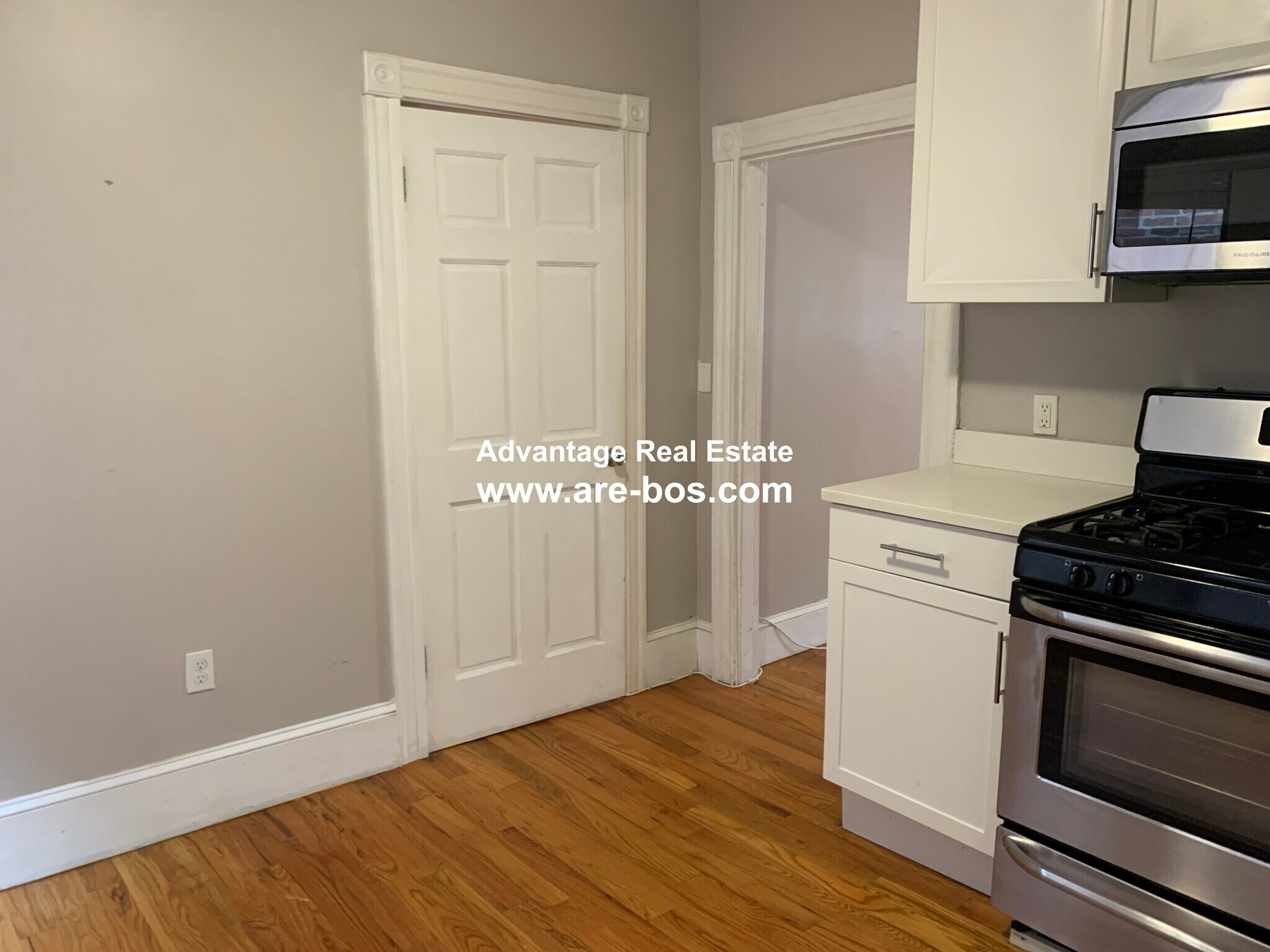 Building Photo - 10 Wiget St