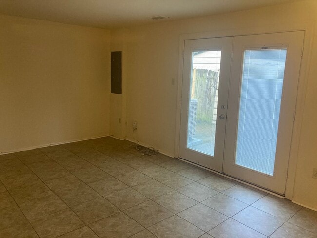 Building Photo - 9640 Greenmeadow Cir