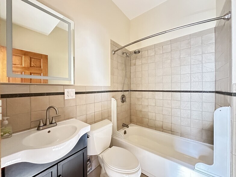 Building Photo - 2028 N Hamlin Ave