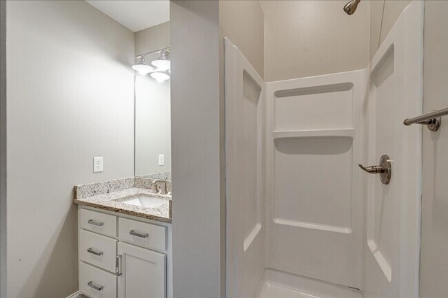 Building Photo - Charming 1920 renovated home!